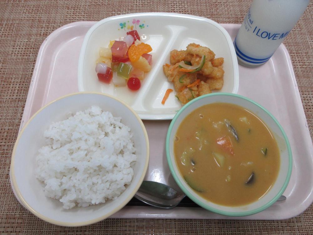 ごはん　牛乳　夏野菜カレー　いかのマリネ　フルーツポンチ