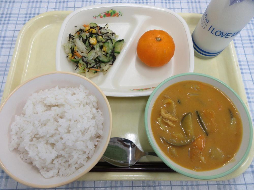 ごはん　牛乳　夏野菜カレー　ひじきとコーンのサラダ　冷凍みかん