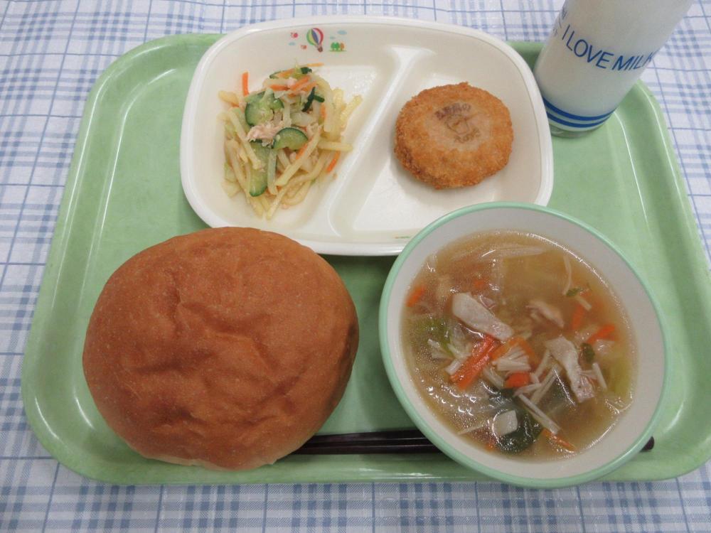 丸パン　牛乳　せん切り野菜のスープ　えのき入りメンチカツ　シャキシャキポテトサラダ