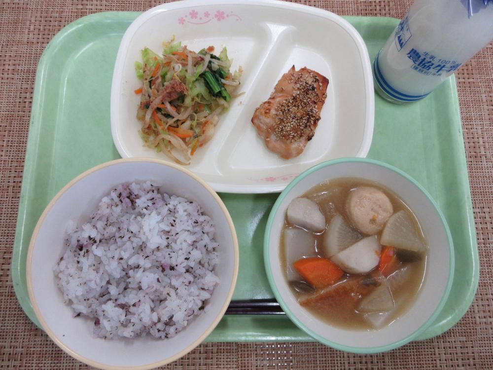 ゆかりごはん　牛乳　おでん　鶏肉のごま照り焼き　おかかあえ