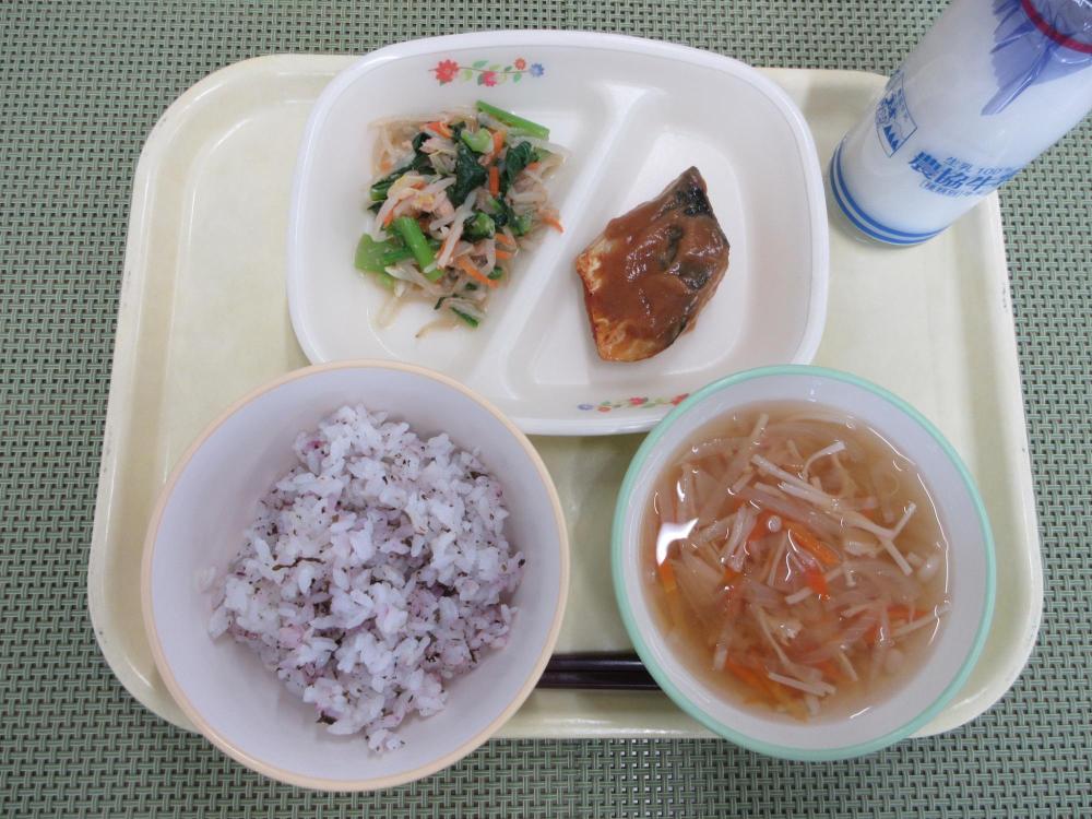 ゆかりごはん　牛乳　せん切り野菜のおすまし　さばのみそだれ　青菜とツナのサラダ